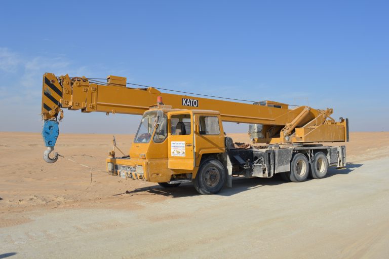 Un camion grue jaune