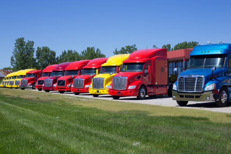 Des poids lourds stationnés
