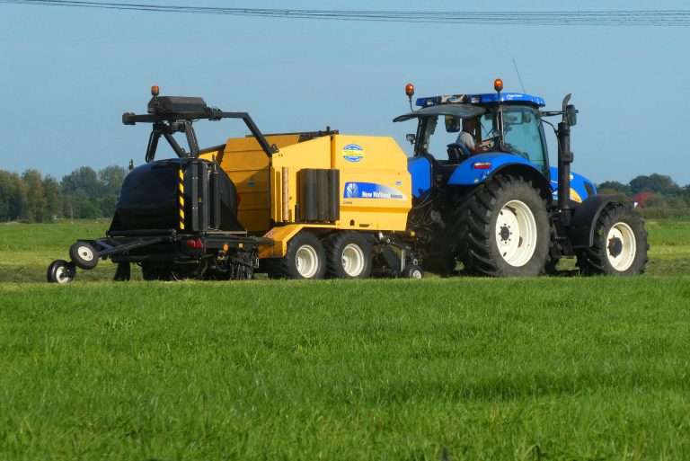 Un tracteur dans un champs